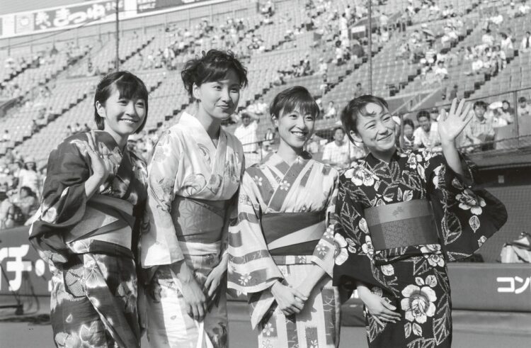 2001年、プロ野球のオールスター中継で浴衣を着る木村アナ（左から久保田智子アナ、小倉弘子アナ、木村アナ、豊田綾乃アナ）