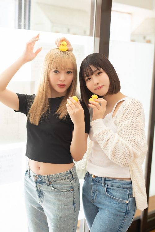 小倉由菜（左）と唯井まひろ（右）がお茶目にスマイル