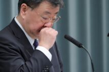 ボロボロ、フラフラと指摘された松野官房長官(時事通信フォト)