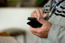 70歳以上でも2人に1人がスマホやタブレットを日常的に使っている（イメージ）