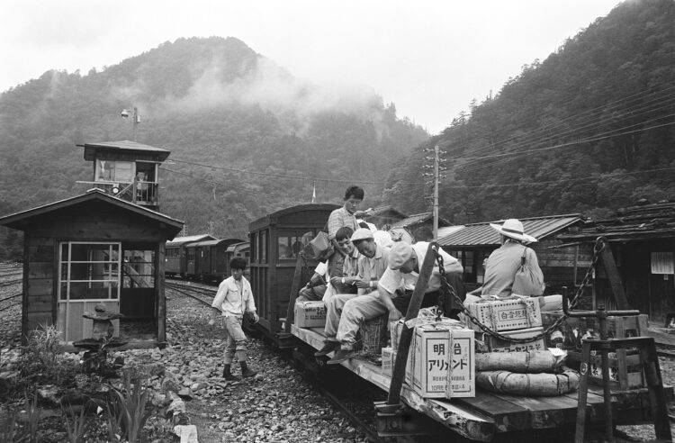 1963年、木曽森林鉄道は1日2回の定期便で山奥へ人も物資も一緒に運び上げていた。木曽森林鉄道は1975年に全線廃止になった（時事通信フォト）