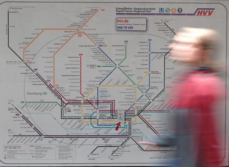 鉄道路線の地図といえば、路線の部分だけをデフォルメするのが相場だった（イメージ、dpa/時事通信フォト）