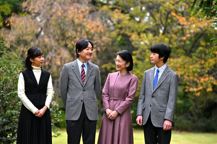 今年の秋篠宮さまのお誕生日に際して公開されたお写真は、昨年のものと比較すると、ビビットであるように見受けられる（写真提供／宮内庁）