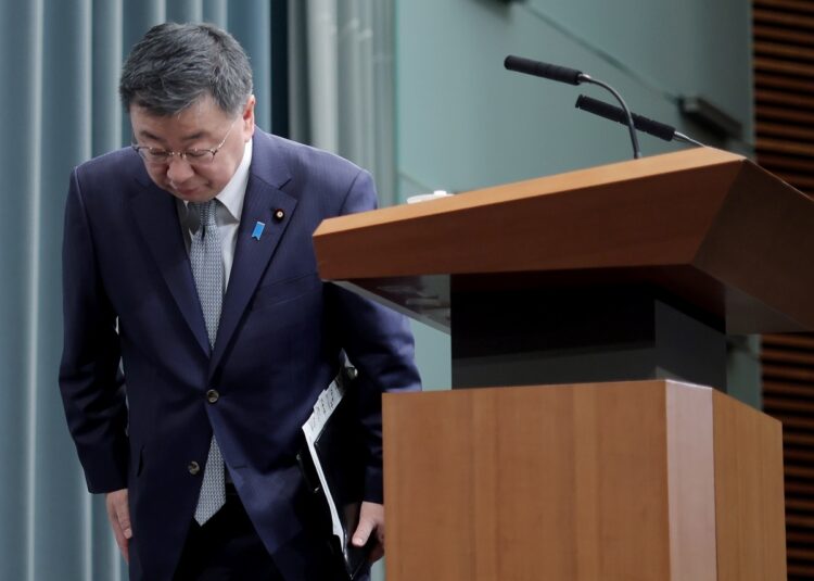 辞任を表明し、記者会見を終えた松野博一官房長官（時事通信フォト）