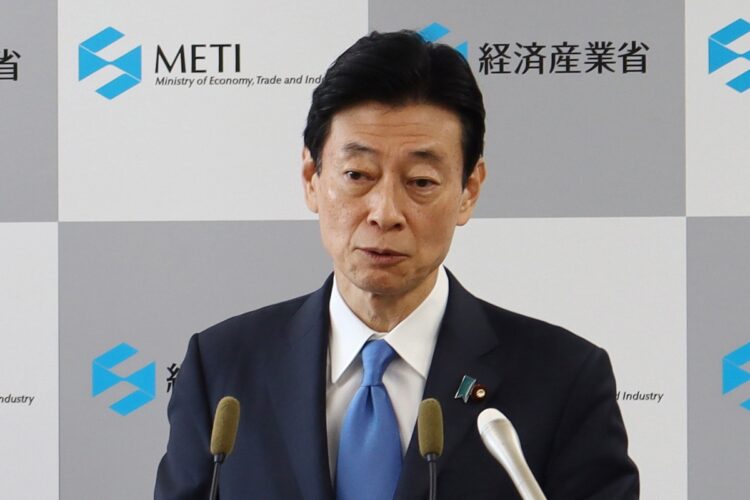 辞表提出後に記者会見する西村康稔経済産業相（時事通信フォト）