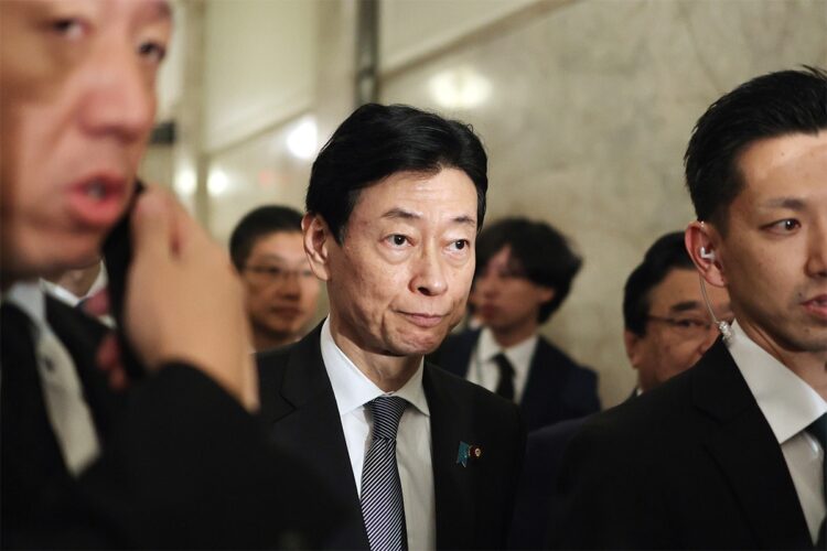 内閣不信任決議案が否決された衆院本会議を後にする西村康稔経済産業相（時事通信フォト）