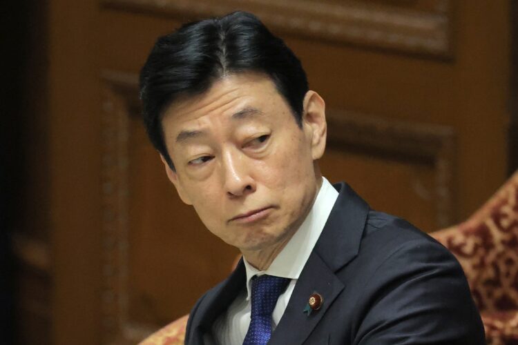 衆院予算委員会に出席する西村康稔経済産業相（時事通信フォト）