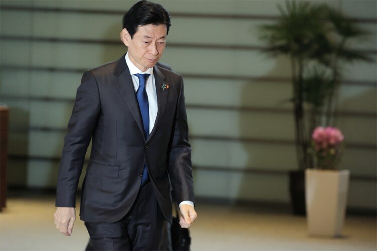 首相官邸に入る西村康稔経済産業相（時事通信フォト）