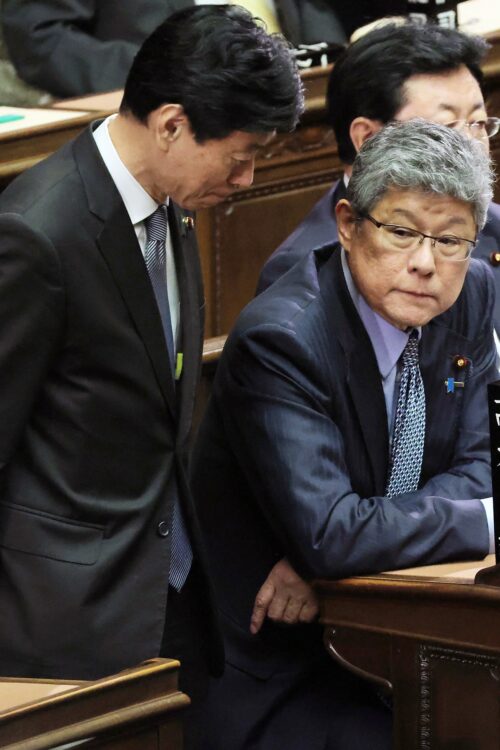 衆院本会議での内閣不信任決議案の採決の際、言葉を交わす自民党の高木毅国対委員長（中央）と西村康稔経済産業相（時事通信フォト）