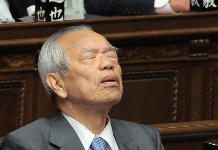 衆院本会議に臨む自民党の谷川弥一氏。逆ギレが話題になっていた（時事通信フォト）