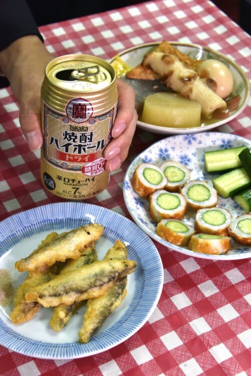 揚げたてのいわし天（手前）やおでんなど、焼酎ハイボールとの相性も抜群だ