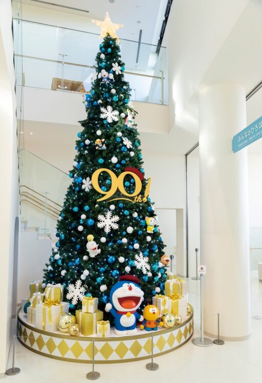 ミュージアムのエントランスのショーケースにもクリスマスツリーが♪　サンタ姿のドラえも