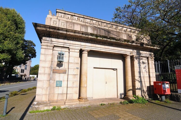 東京都台東区上野公園にあった博物館動物園駅駅舎。外観デザインは国会議事堂に似ていると言われるが、国会議事堂より先に竣工している。リニューアル前2017年の外観（撮影：小川裕夫）