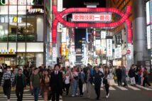 歌舞伎町の中心にある大久保公園。立ちんぼ女性が多いことでSNSでは話題に