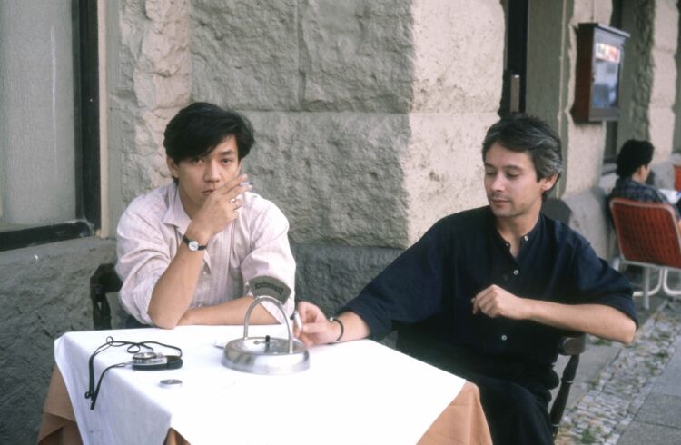 1983年、David Sylvianのアルバム『Brilliant Trees』の録音のため、坂本さん（左）とともに訪れたベルリンのカフェにて