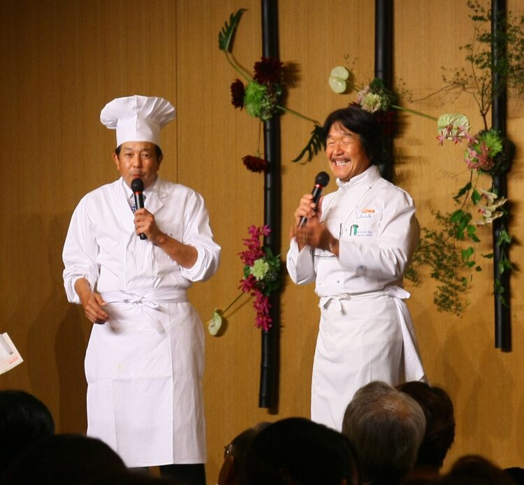 2010年に陳さん（左）と坂井さんが出演した美食イベントにて