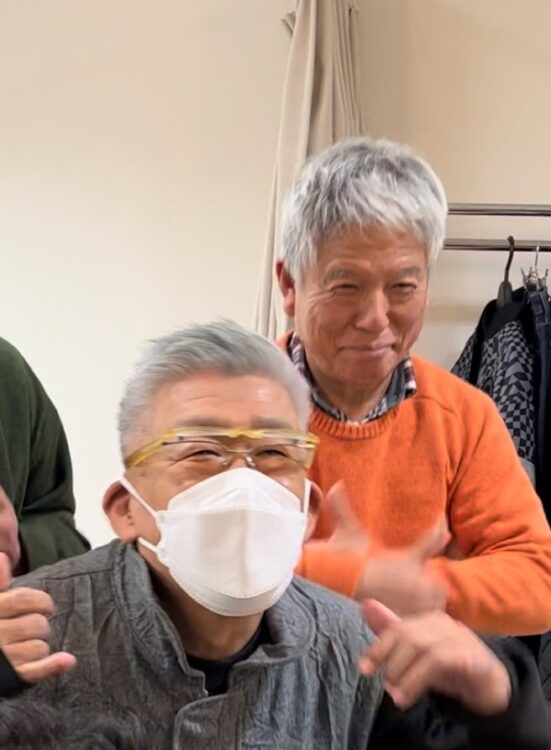 ２３年１月１９日、『噂の！東京マガジン』の収録で、TikTokの練習に励む笑福亭笑瓶（左）さんと清水
