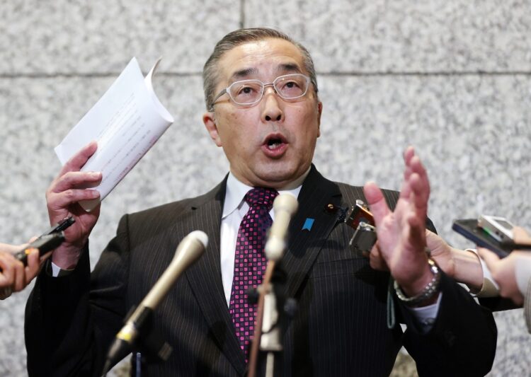 12月15日、取材に応じる鈴木淳司前総務相(時事通信フォト)