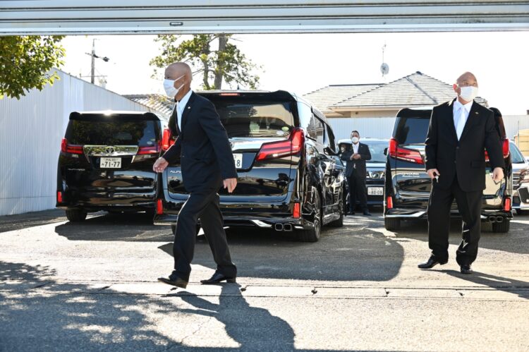 シャッター内の駐車場には高級車がずらり