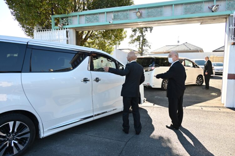 車の出入りのたびにシャッターが開く