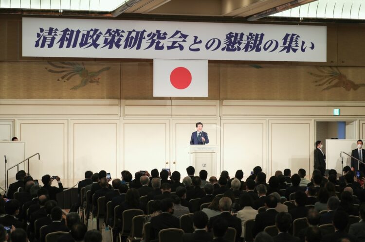 2022年5月の安倍派のパーティーで壇上に立つ安倍氏（時事通信フォト）