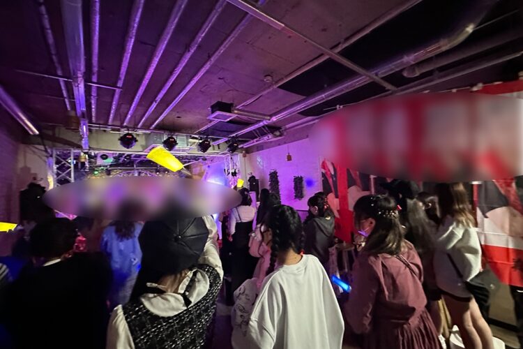 地下アイドルが活動するライブ会場には光と影が