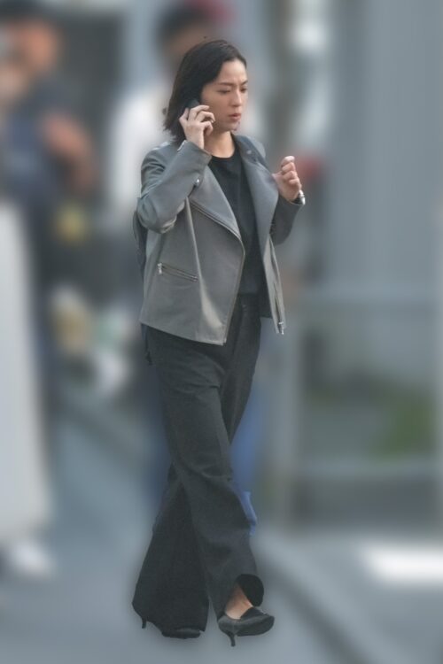 スマホを片手に颯爽と歩く中村アン