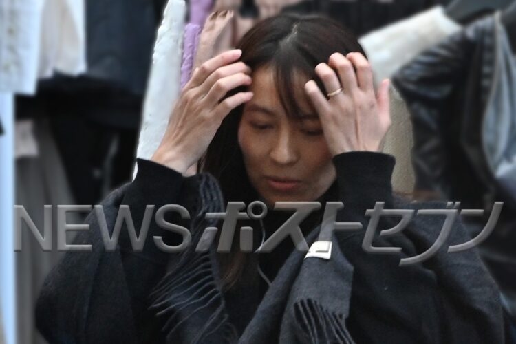 左手の薬指には指輪が