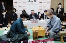 昨年は、最年少で名人のタイトルを獲得するなどの活躍を見せた藤井八冠(左。右は渡辺九段/時事通信フォト)