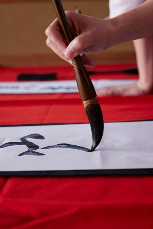 筆を動かす