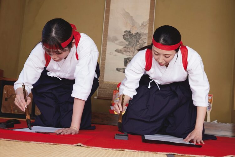 岡西友美と滝ゆいなが書初め