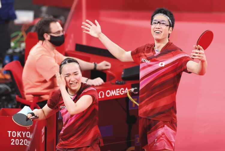 水谷隼さん(右)。2020年東京五輪・混合ダブルス金(写真=新華社/AFLO)
