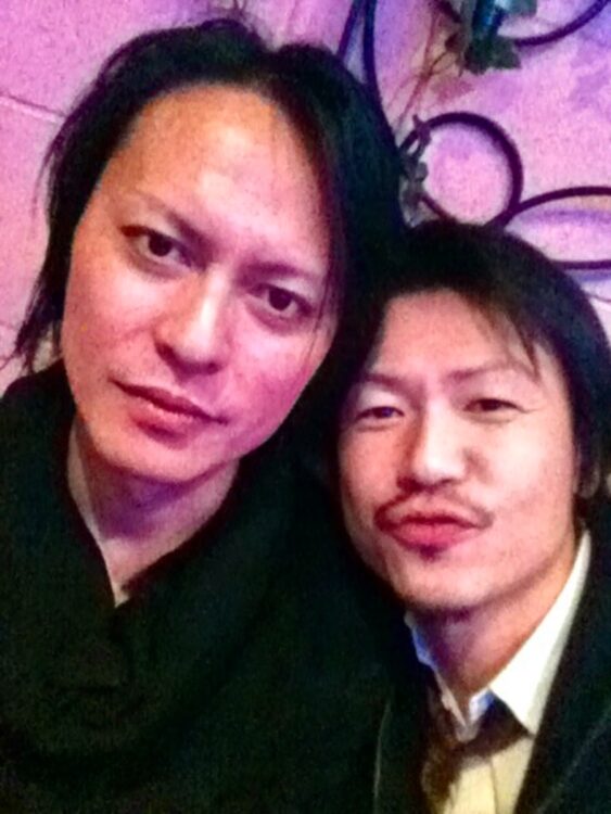 2人の親密さが伝わる1枚だ（城咲氏提供）