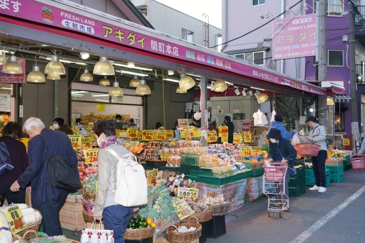 節約志向を強める消費者（イメージ、時事通信フォト）