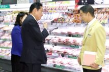 物価高騰が社会問題となるなか、スーパーの精肉売り場を視察する岸田文雄首相（中央）。2023年10月（時事通信フォト）