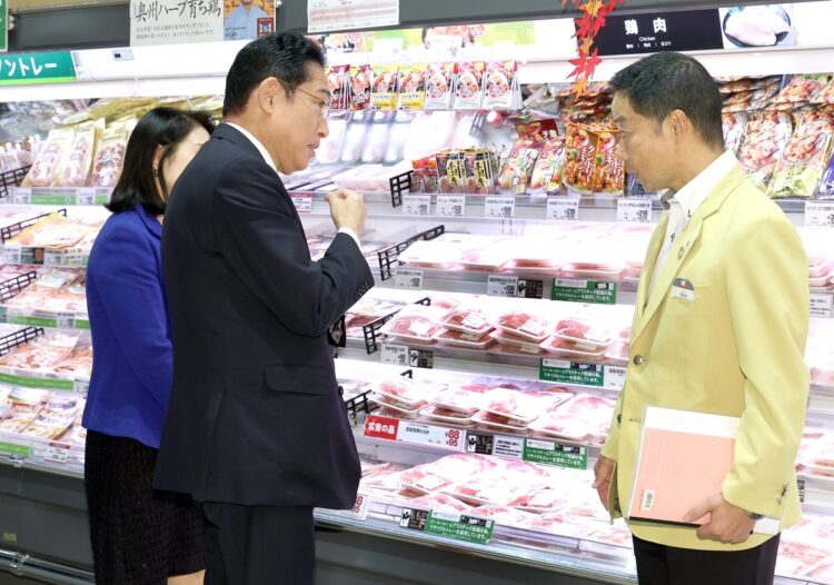 物価高騰が社会問題となるなか、スーパーの精肉売り場を視察する岸田文雄首相（中央）。2023年10月（時事通信フォト）