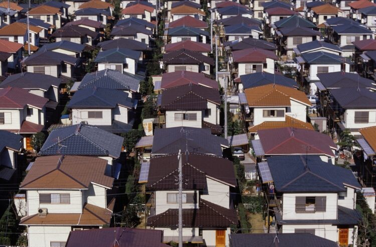 親が遺してくれた郊外の一軒家があるから暮らしていける（イメージ、時事通信フォト）