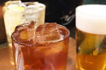飲食店のアイスドリンク「氷不要論者」たちの言い分 「グラスの外側が濡れるのが嫌」「常温がいい」「氷がもったいない」