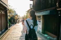 オーバーツーリズムで宿泊費高騰の悲鳴 少しでも安く泊るために「大都市から離れたホテルに」「ギリギリまで価格チェック」の努力