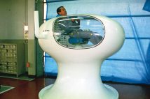 【介護現場の負担を軽減】1970年大阪万博を沸かせた「人間洗濯機」が令和に復活 会社消滅から12年、元三洋電機社員たちも奮闘