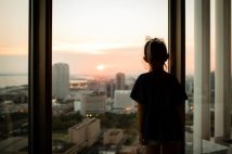 「タワマンに住んで私立中学に通わせる」という消費行動は富裕層のものか 日高屋でビールを飲み「娘の学費に年間100万円」とこぼす父親の実像
