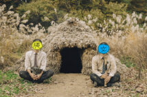 サラリーマン30代コンビ「週末縄文人」、石斧や土器から竪穴住居まで手づくり。文明ゼロからスタート、人気YouTuberの縄文ぐらしに密着