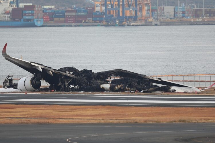 羽の部分を残して燃え尽きた日本航空機（時事通信フォト）