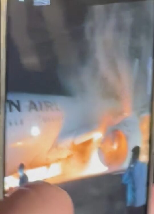 搭乗していた人が脱出直後に撮影した炎上中の航空機