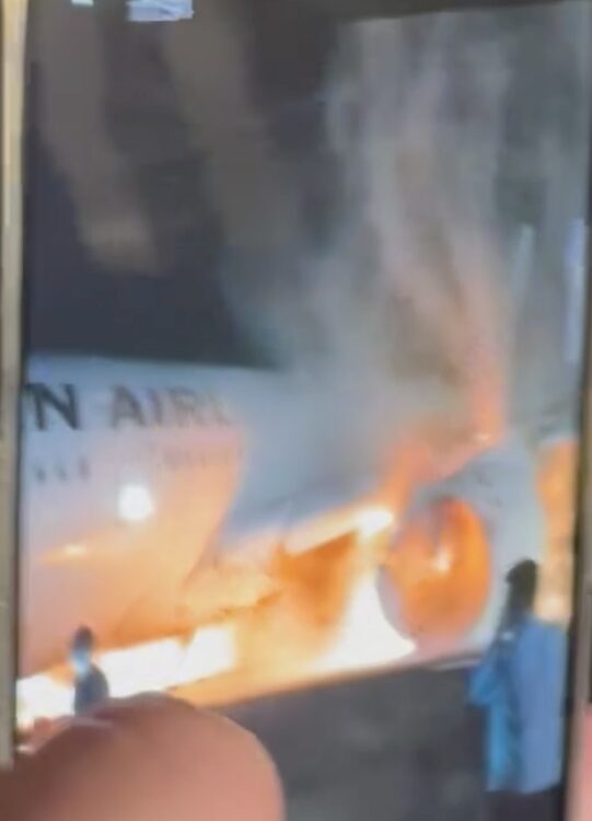 搭乗していた人が脱出直後に撮影した炎上中の航空機