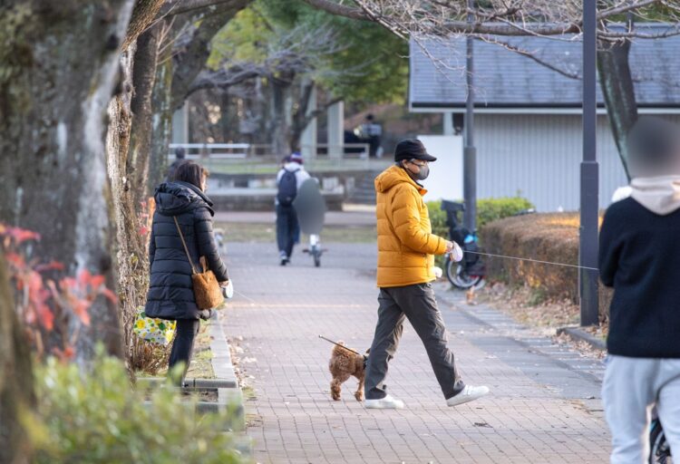 歩道を歩く2人