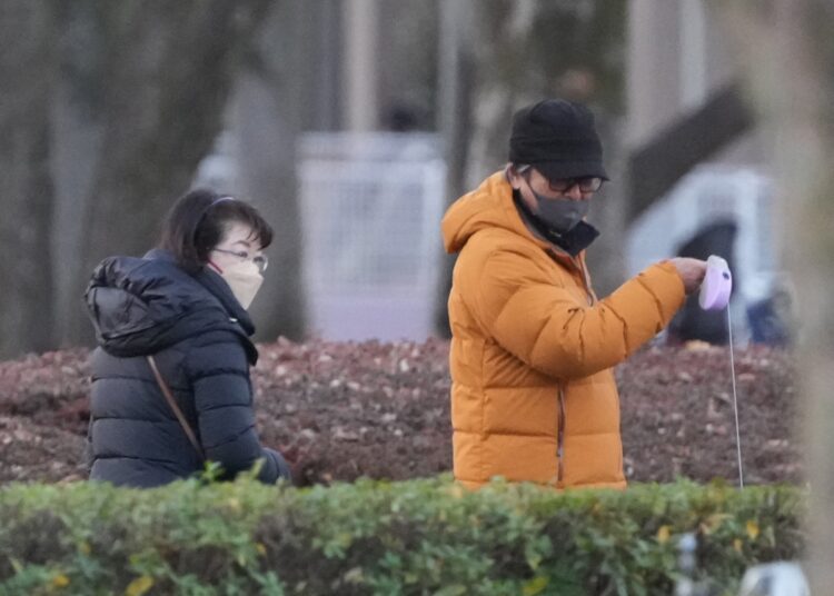 濃いイエローのダウンが似合う三浦友和（右）と三浦百恵さん（左）