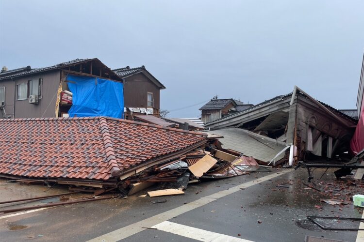 穴水町。倒れた住宅が道を塞いでいるのがわかる（2024年1月4日撮影）