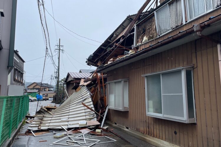 穴水町。崩落した屋根（2024年1月4日撮影）