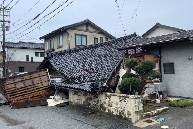 倒壊した穴水町の家屋。上から押しつぶされたように見える（2024年1月4日撮影）